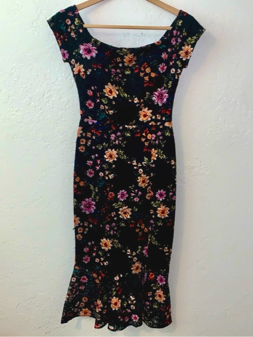 Guess Black Lace Midi Dress Mermaid Floral Boatneck Cap Sleeve NWOT Sz 2